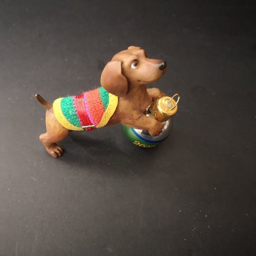 NIB Carlton Cards Happy Holiday Dachshund w/Christmas Ornament Dated 2003 - Picture 3 of 7
